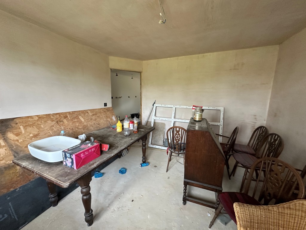 Lot: 127 - FOUR-BEDROOM DETACHED HOUSE IN NEED OF WORKS - Dining Room